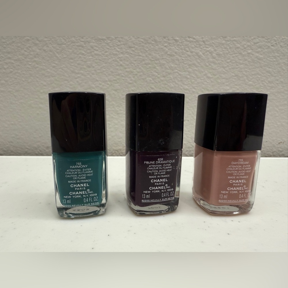 CHANEL Le Vernis Nail Polish Set - Nude, Dark Purple, Teal - Picture 2 of 5